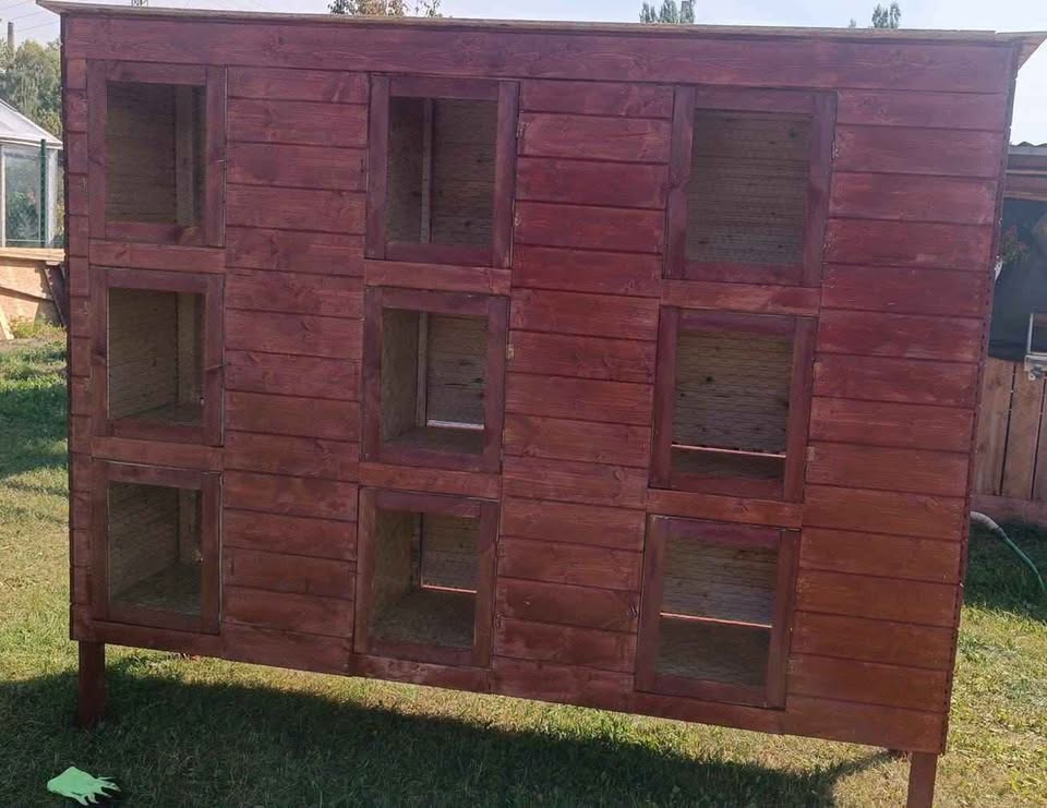 Six-square rabbit hutch