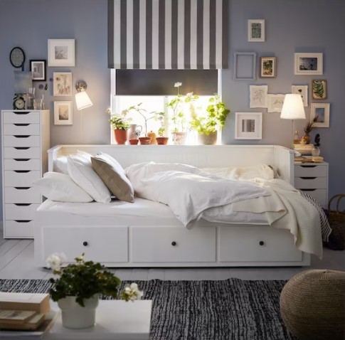 HEMNES Daybed frame with 3 drawers，with mattress(LIMITED QUANTITIES WHILE SUPPLIES LAST)