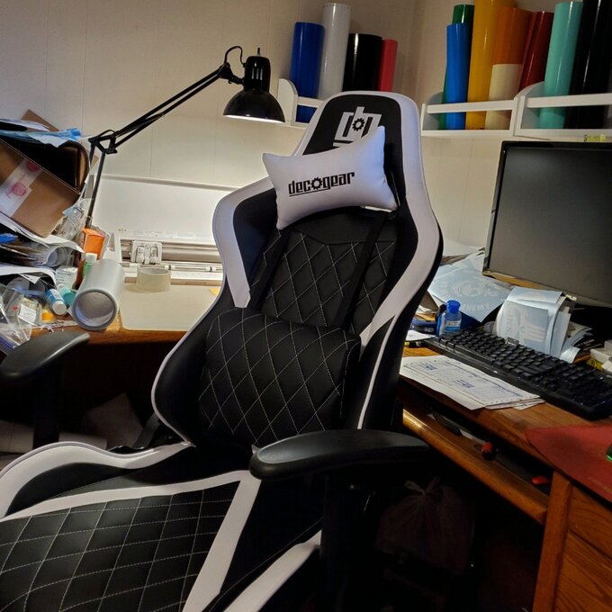 【Furniture】White Foam Gaming Computer Chair with Hydraulic Seat Adjustment 360-Degree Spin, Rolling Caster Wheels