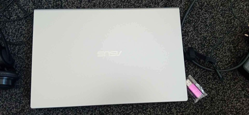 laptop bundle includes head set and memory stick