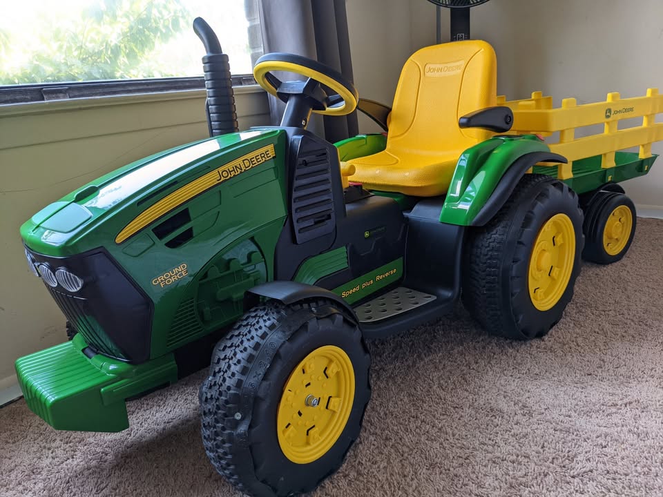 · Peg Perego John Deere Ground Force Tractor with Traier