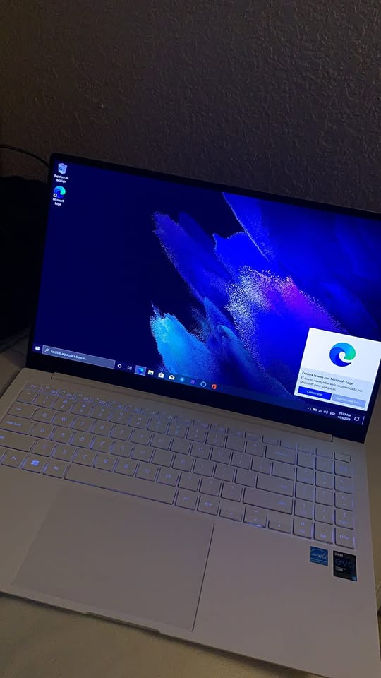 13.3 Thin & Light AMOLED Laptop - Intel i5, 8GB DDR4, 256GB SSD,