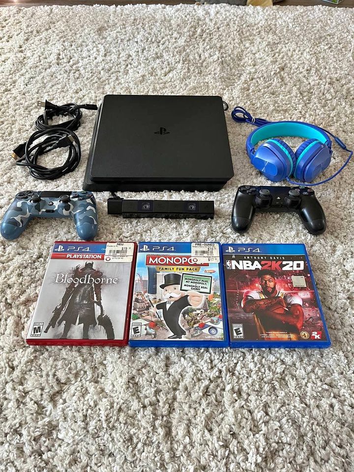 Playstation 4 (PS4) + Camera + 2 gamepads