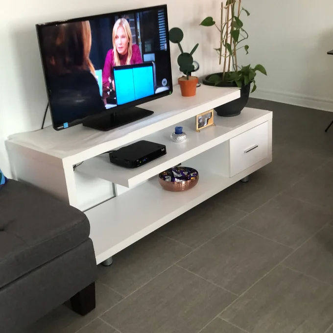 【Furniture】Beesley TV Stand for TVs up to 70